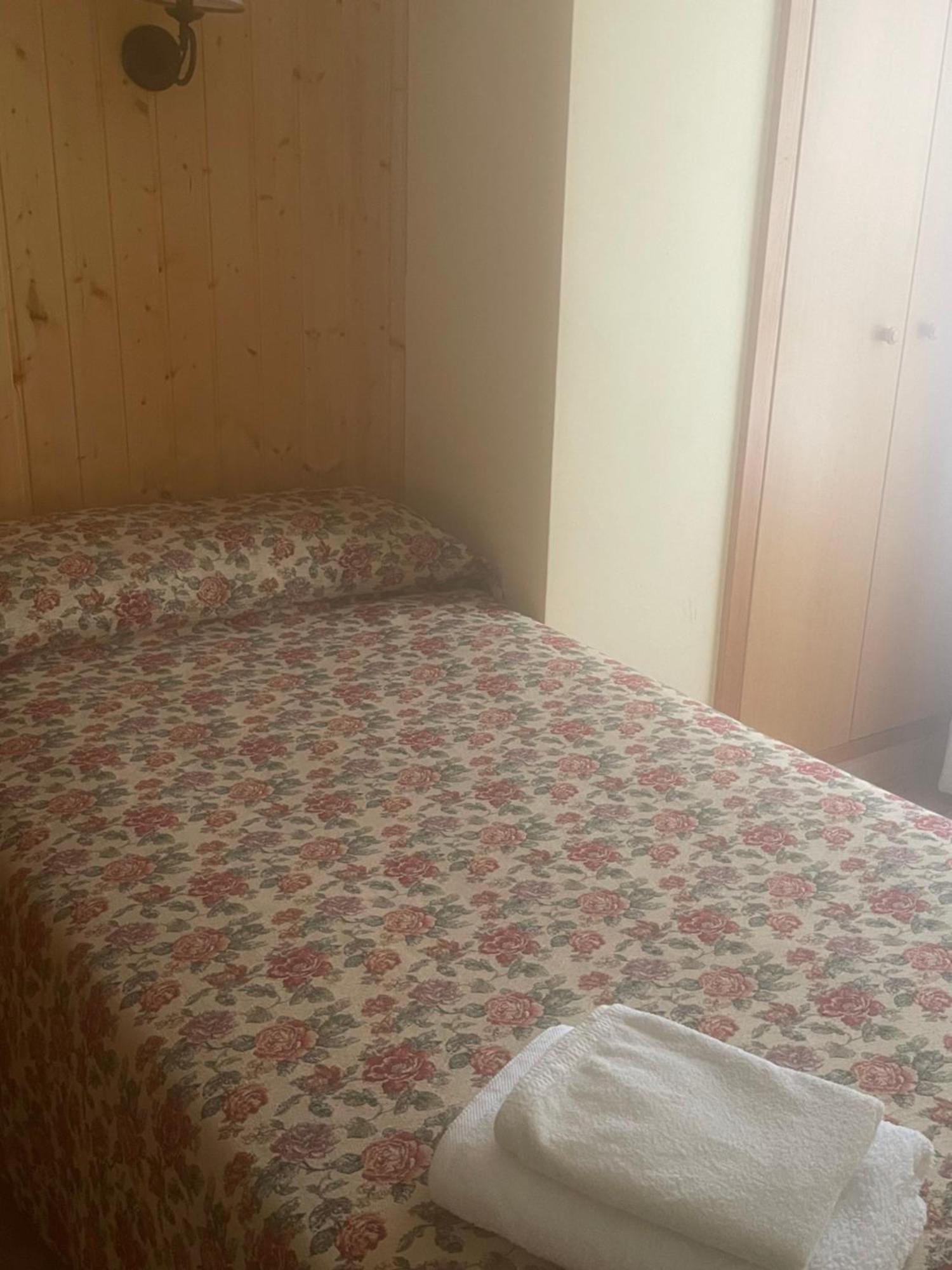 Auberge de jeunesse La Posa à Villar del Arzobispo Extérieur photo