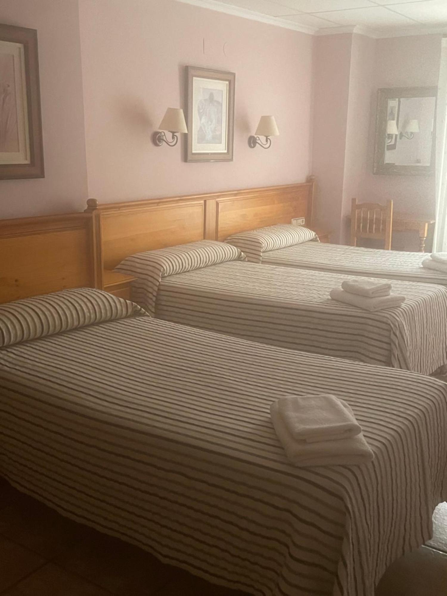 Auberge de jeunesse La Posa à Villar del Arzobispo Extérieur photo